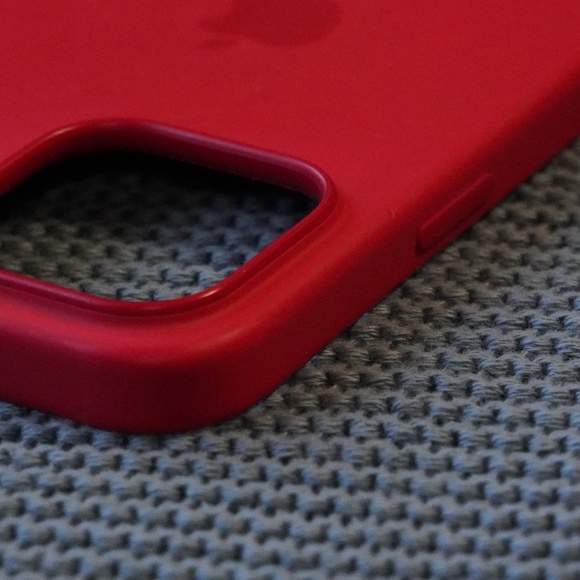 Official Apple Silicone Case – Red – iPhone 14 Pro Max - Picture 3 of 8